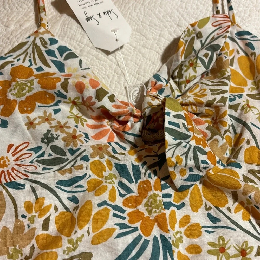 Floral Romper w/ tie closure - Picture 7 of 7